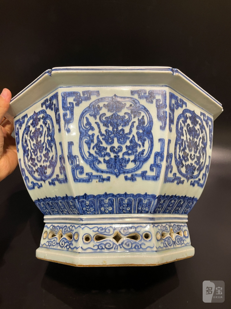清乾隆 青花团花纹六方大花盆 - 图4